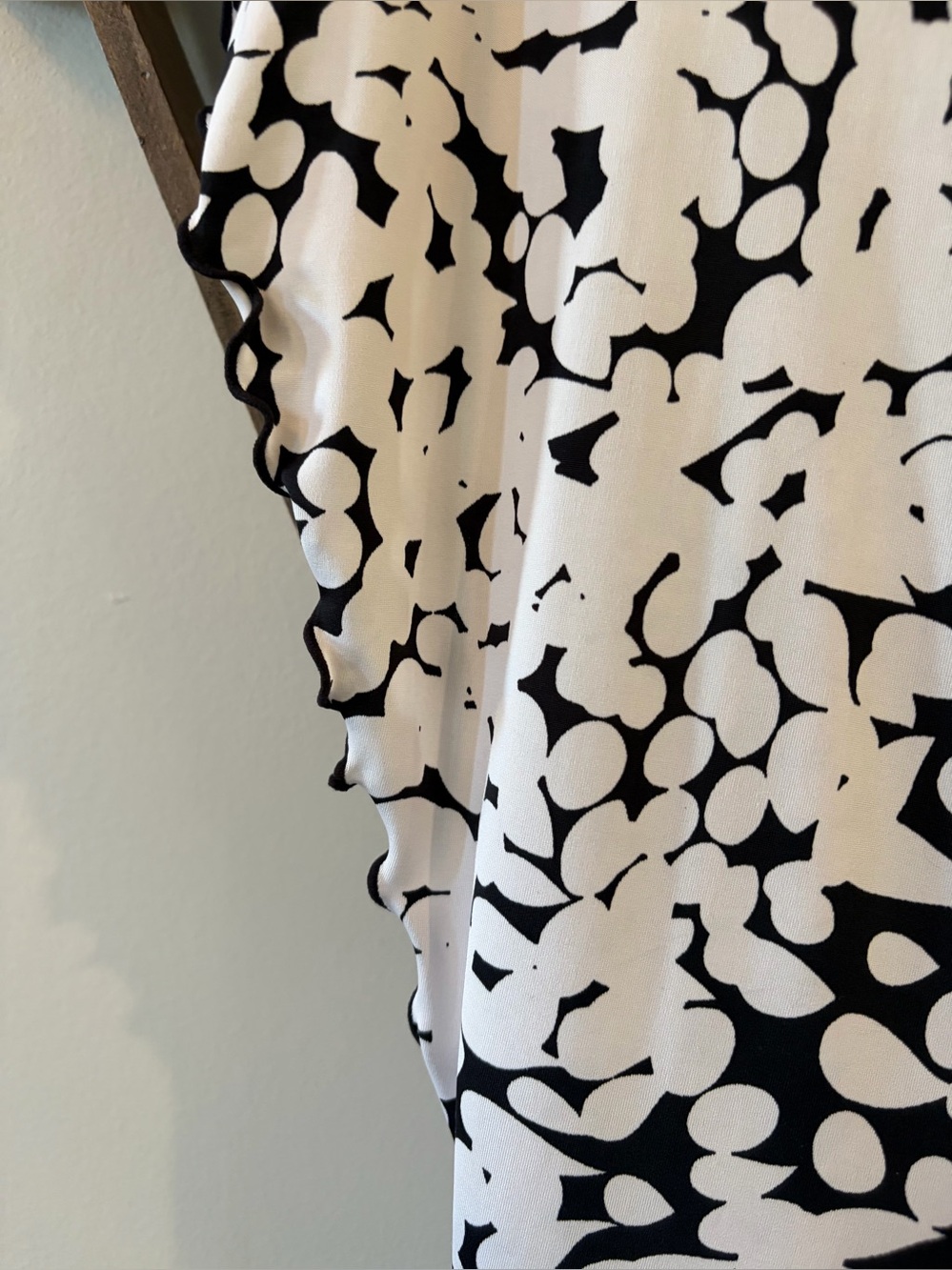 White House Black Market Patterned Knee Length Dress. Flutter sleeves. Size 4. - Picture 5 of 6